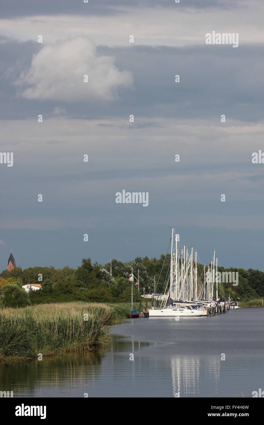 Segelschiffe auf dem Fluss Ryck, Mecklenburg-Vorpommern, Deutschland. Stockfoto