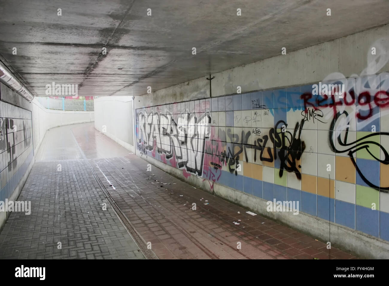 Unterführung mit Graffiti und Müll unter einer Eisenbahn in Greifswald, Mecklenburg-Vorpommern, Deutschland. Bild wurde erstellt mit Stockfoto
