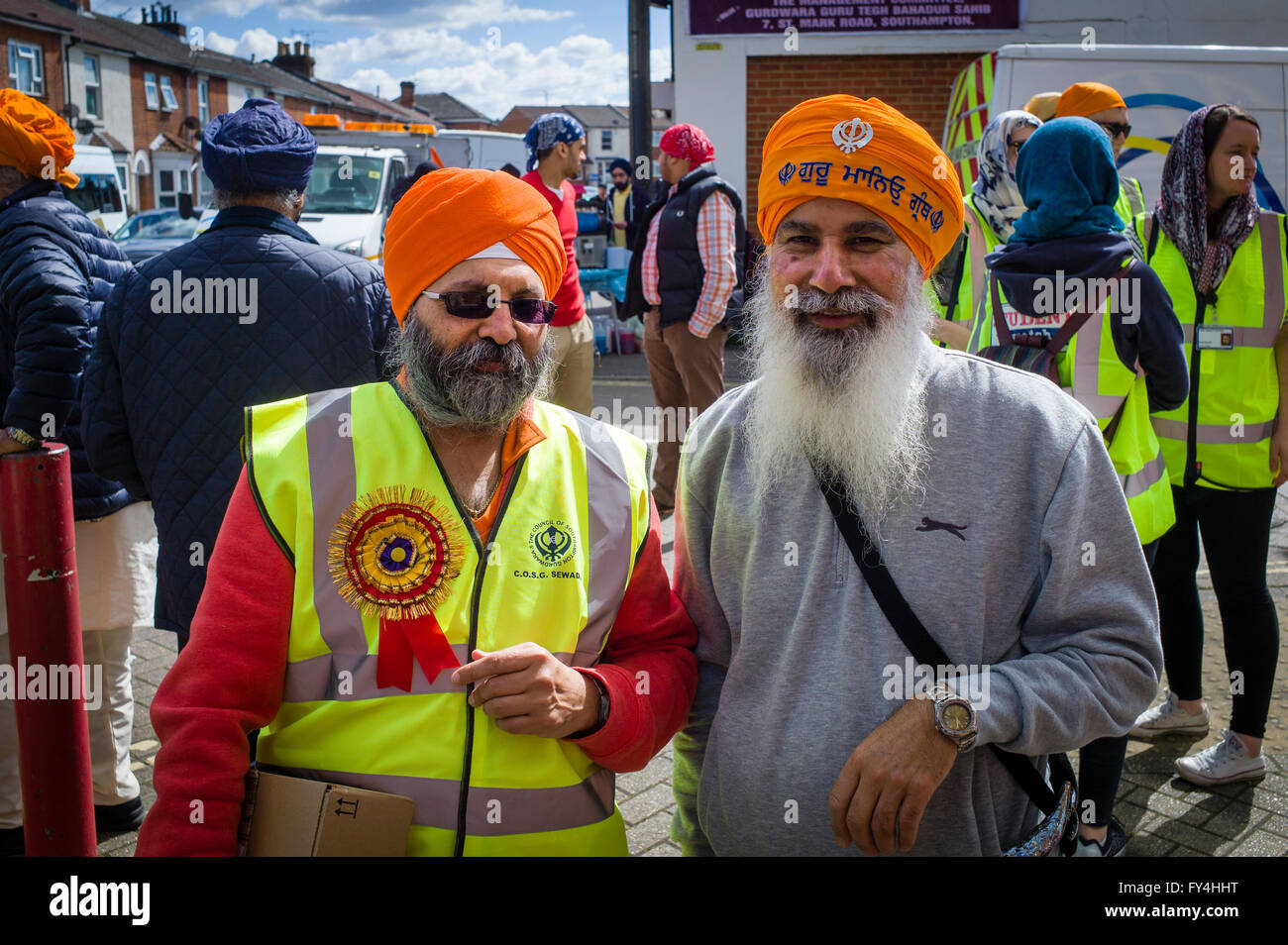Zwei Freunde posieren für die Kamera, während sie warten, bis der Beginn der Feierlichkeiten Vaisakhi in der Sikh Gemeinschaft von Southampton Stockfoto