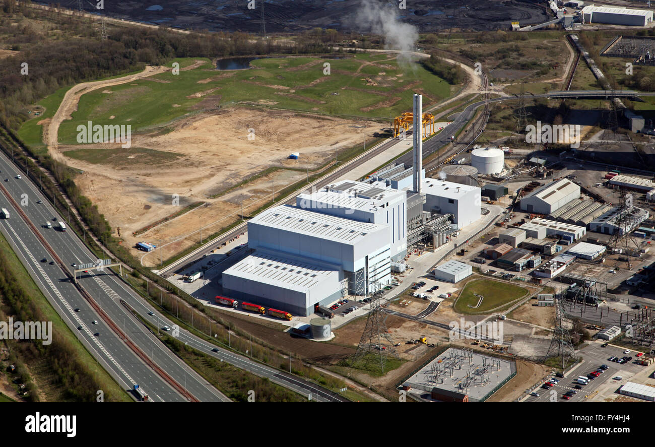 Luftaufnahme von Ferrybridge Multifuel 1 Kraftwerk neben der jetzt geschlossenen Ferrybridge C Power Station, Yorkshire, Großbritannien Stockfoto