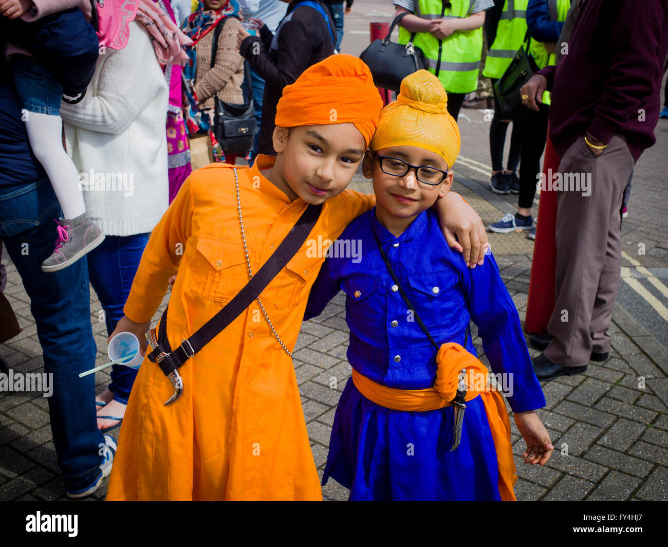 Zwei jungen posieren für die Kamera, während sie warten, bis der Beginn der Feierlichkeiten Vaisakhi in der Sikh Gemeinschaft von Southamp Stockfoto