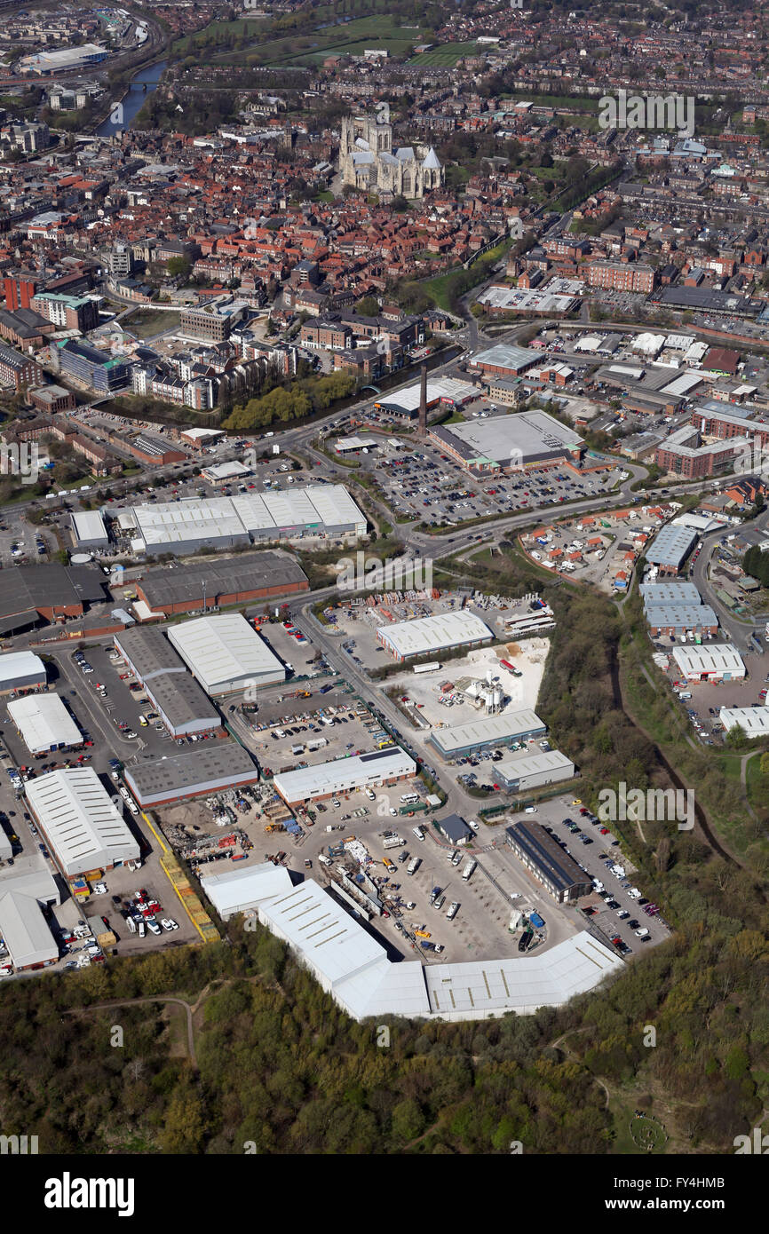 Luftbild von Hazel Court, Foss Inseln Retail Park und York Minster, UK Stockfoto