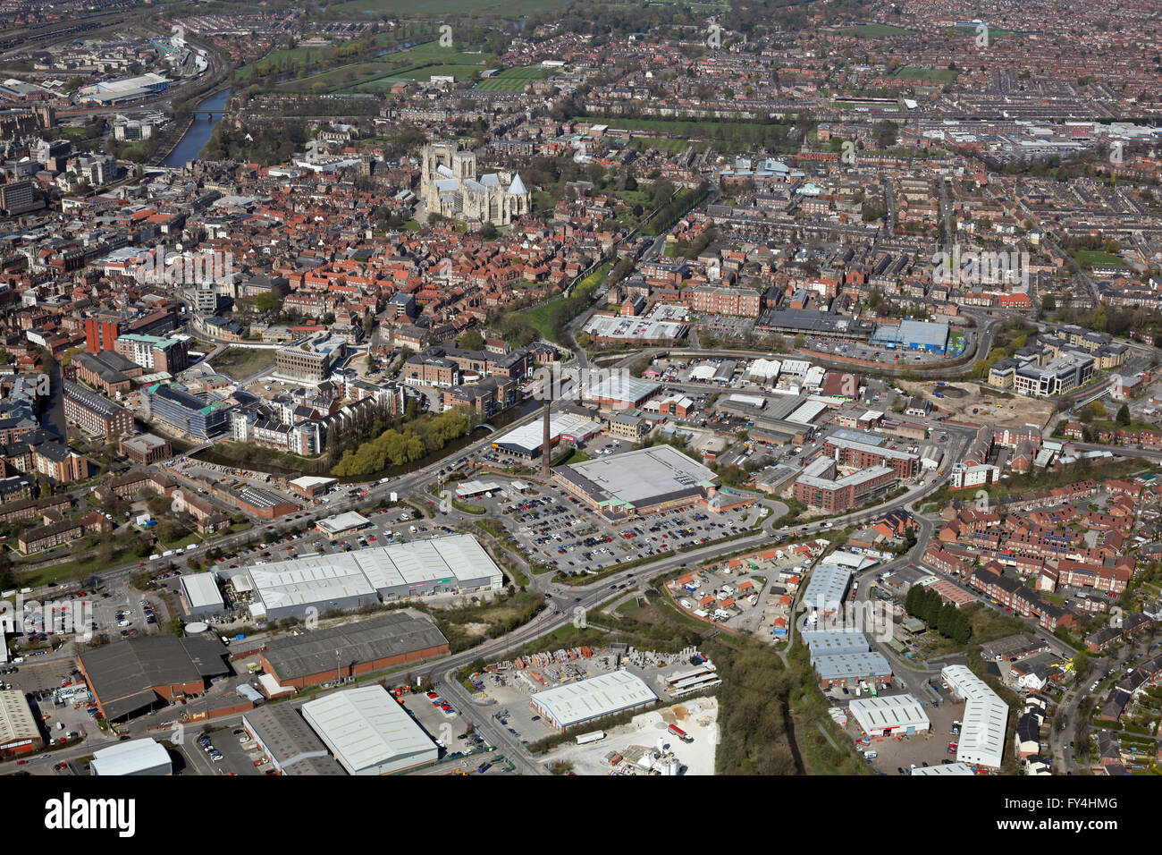 Luftaufnahme von York aus dem Osten zeigt James Street, Foss Inseln Retail Park und York Minster, UK Stockfoto