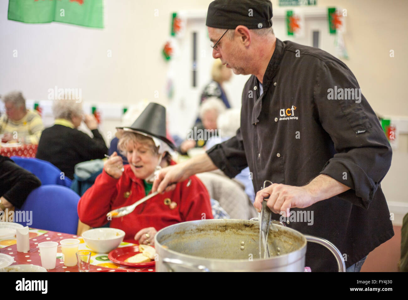 Moorland Gemeindezentrum St. Davids feiert mit walisischen Cawl, Fahnen und Freunde. Mehr als vierzig Menschen gerecht zu werden, achten Sie Stockfoto