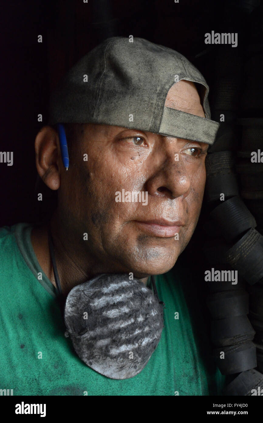 Arbeiten hart Mann Gesicht bedeckt mit Öl. Stockfoto