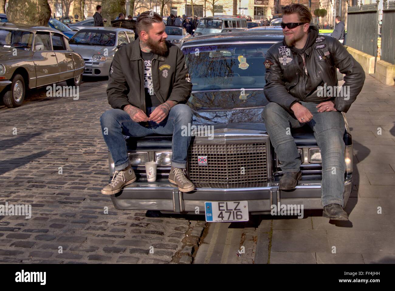 Freunde auf einer 1987 Lincoln Town Car Stockfoto