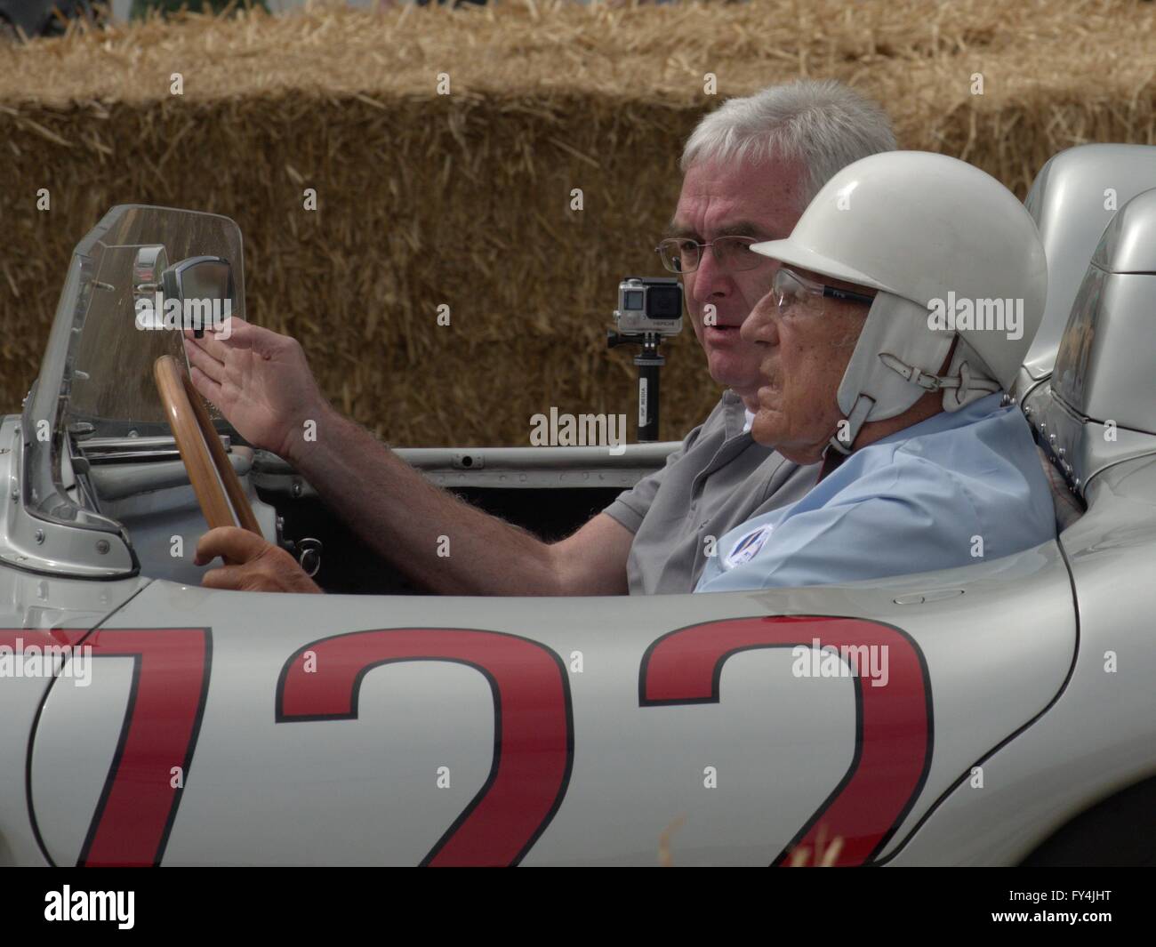 Sir Stirling Moss am Steuer des Mercedes-Benz 300 SLR er die Mille Miglia 1955 gewann. Stockfoto