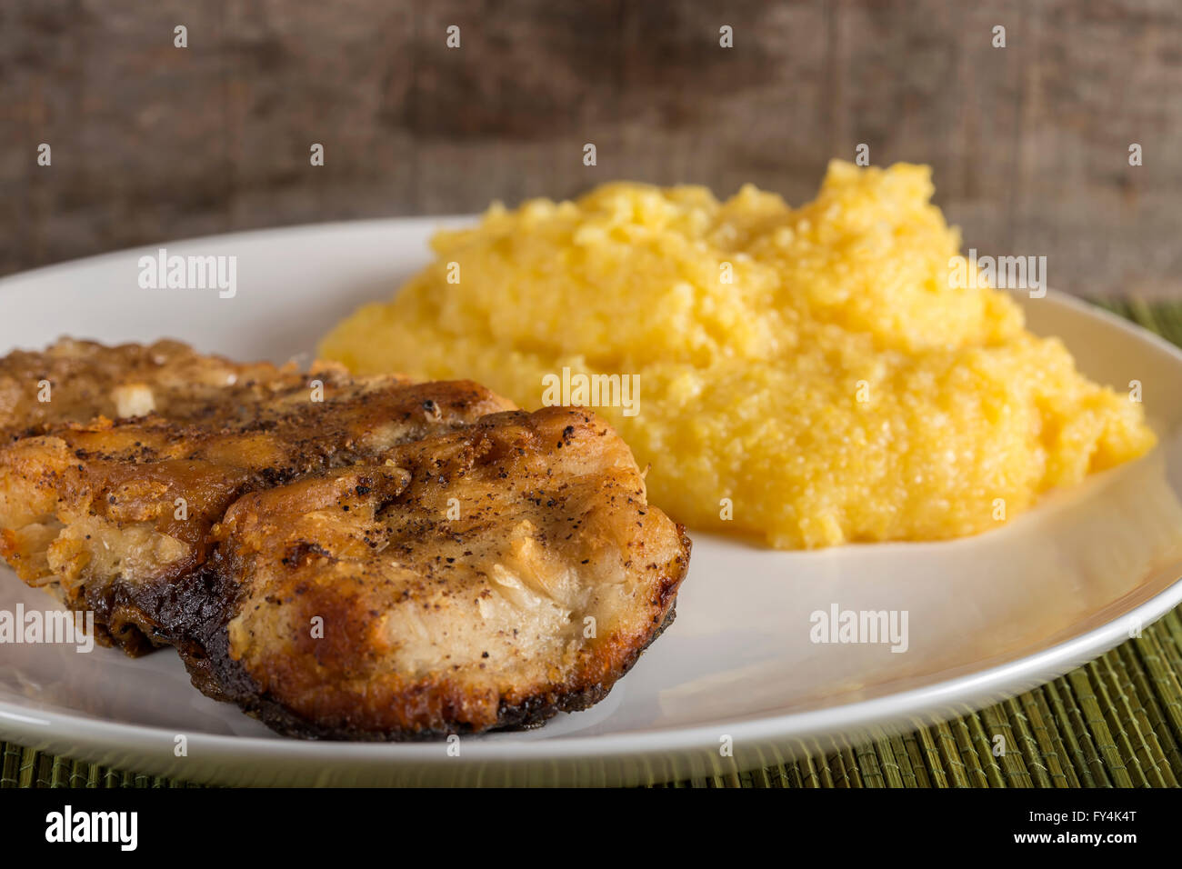 Köstliche Teller mit gebratenen Karpfen mit polenta Stockfoto