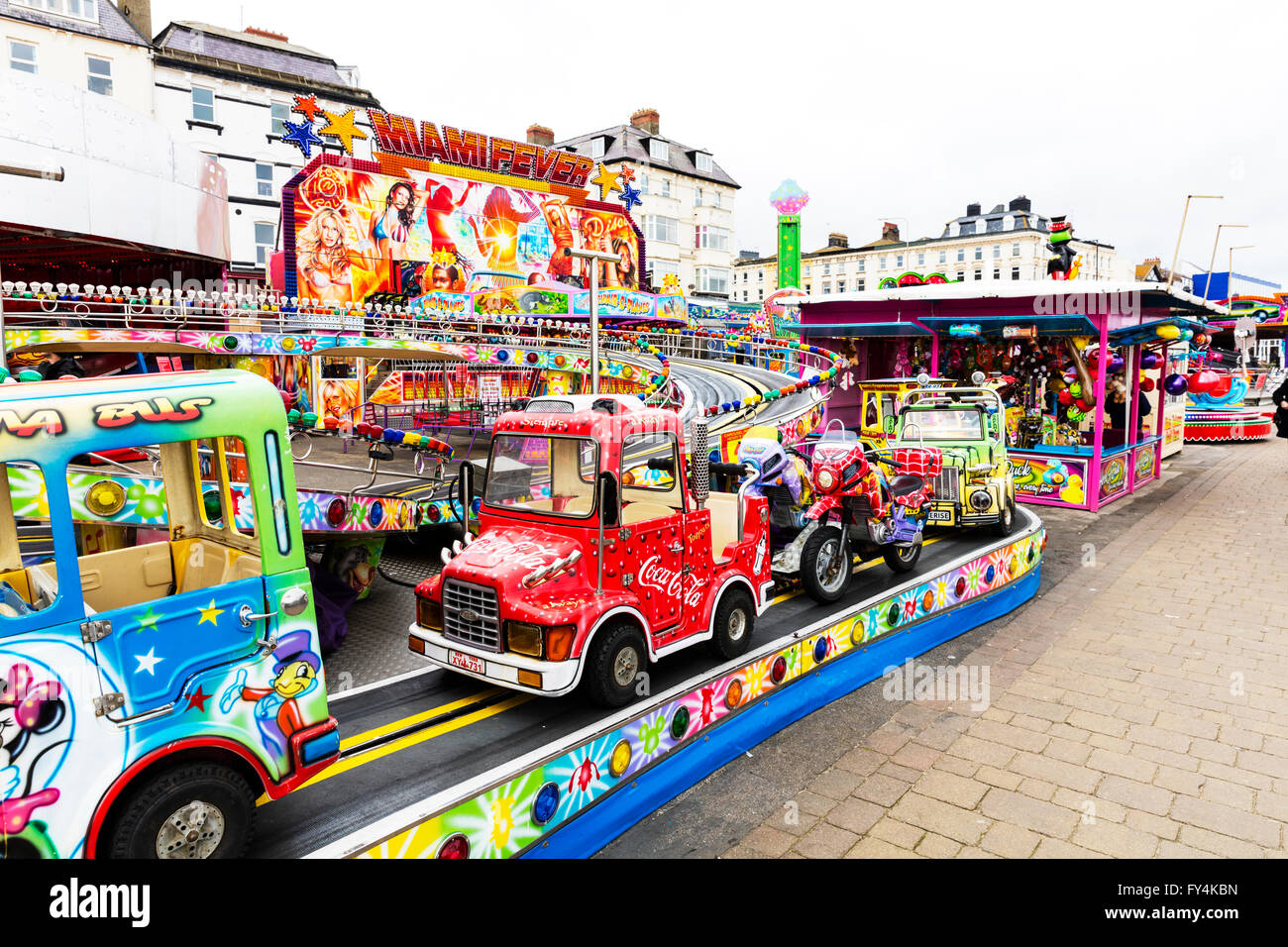 Bridlington Stadt Vergnügungen Kirmes Fahrgeschäfte für Kinder Promenade Kirmes Yorkshire UK England Küstenstadt Städte Stockfoto