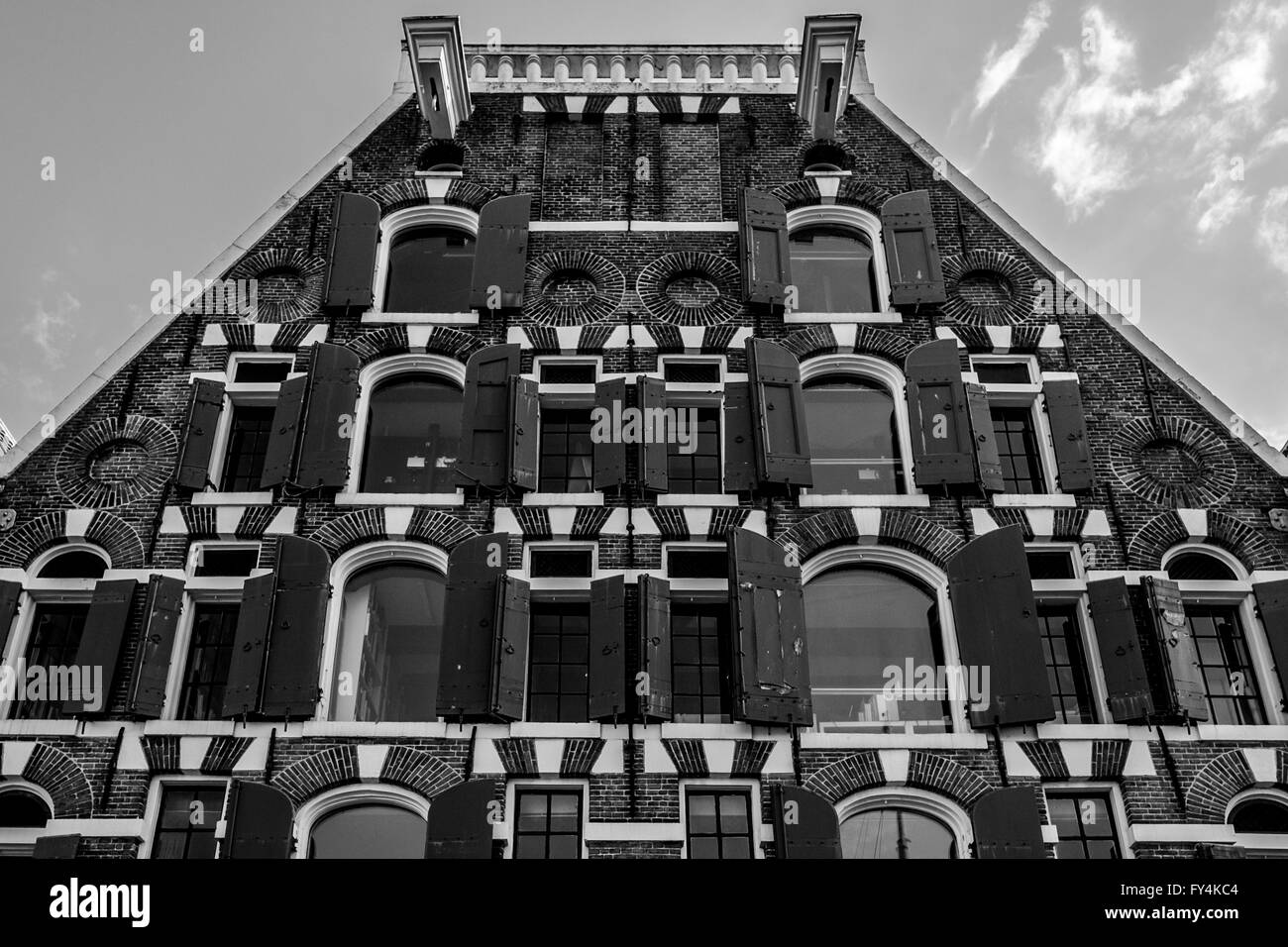 Eine markante schwarz / weiß Bild der Architektur in Amsterdam, Holland, Niederlande an einem sonnigen Tag im April. Stockfoto