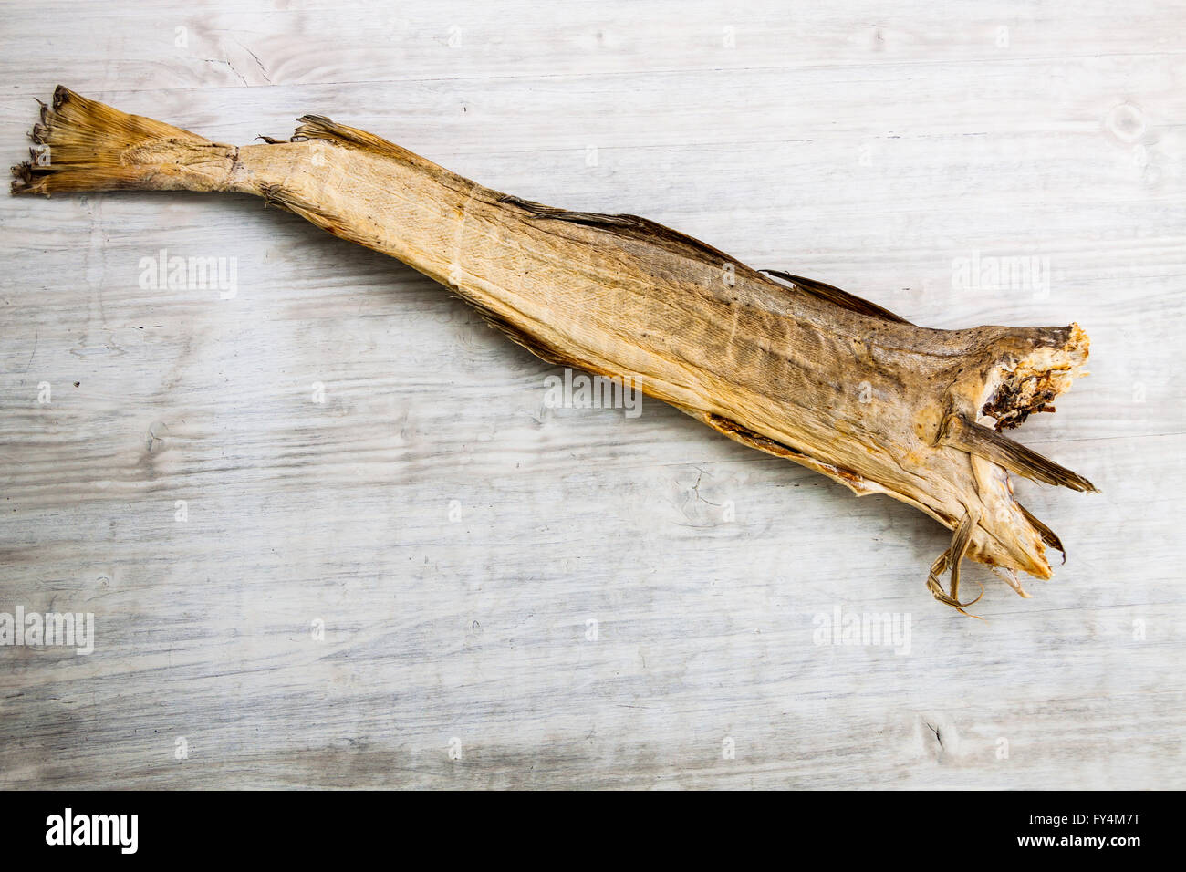 Kabeljau auf weißen Holzbrett zu trocknen Stockfoto