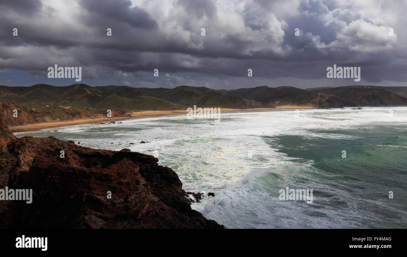 Küste am Strand "Praia Do Amado", Carrapateira, Portugal, genommen von der Spitze einer Klippe. Stockfoto