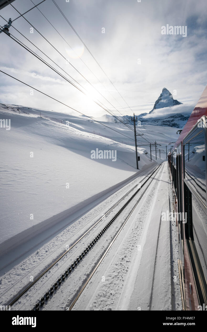 Das Matterhorn ist sichtbar von einem Zug der berühmten Gornergrat-Bahn führt vom Dorf Zermatt bis 3089m. Stockfoto