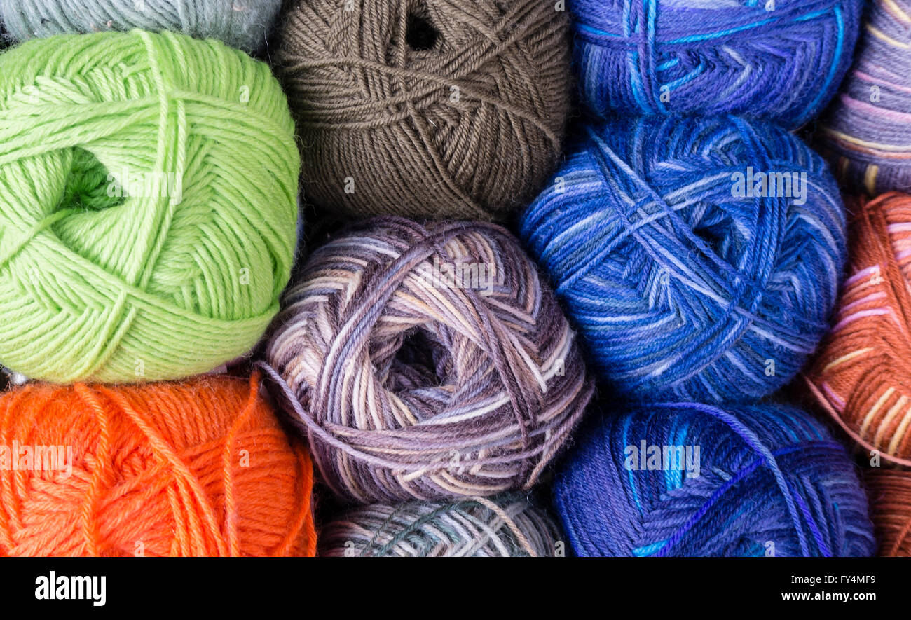 Blick von oben auf eine rechteckige Anordnung von vielen leuchtend bunte Kugeln aus Wolle. Stockfoto