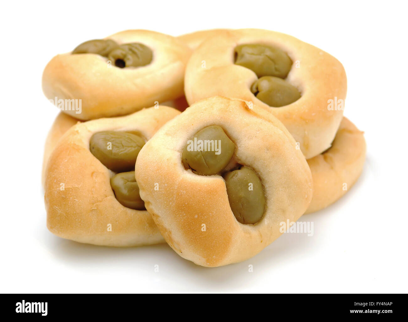 Italienische Focaccia Snacks mit grünen Oliven isoliert auf weißem Hintergrund Stockfoto