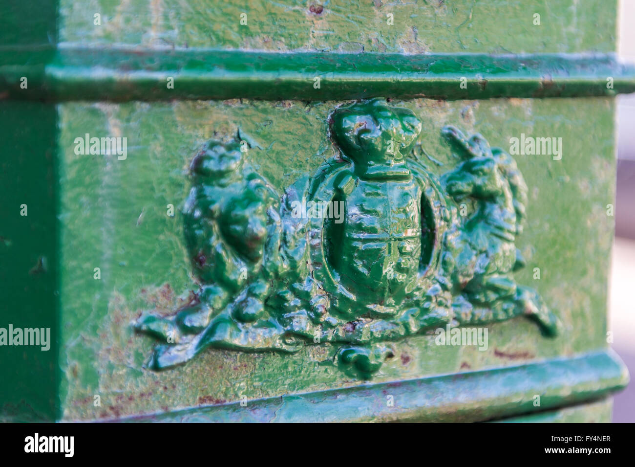 Detail einer irischen Briefkasten aus den 1920er Jahren in Skibbereen, West Cork, Irland. Stockfoto