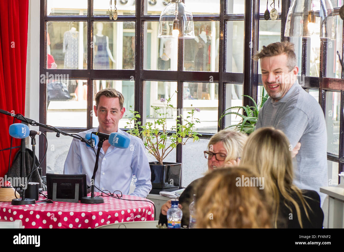 RTE Sterne Ryan Tubridy nimmt sich Zeit, von der Vorlage seiner Radio-Show in der guten Dinge Cafe in Skibbereen, West Cork, Irland. Stockfoto