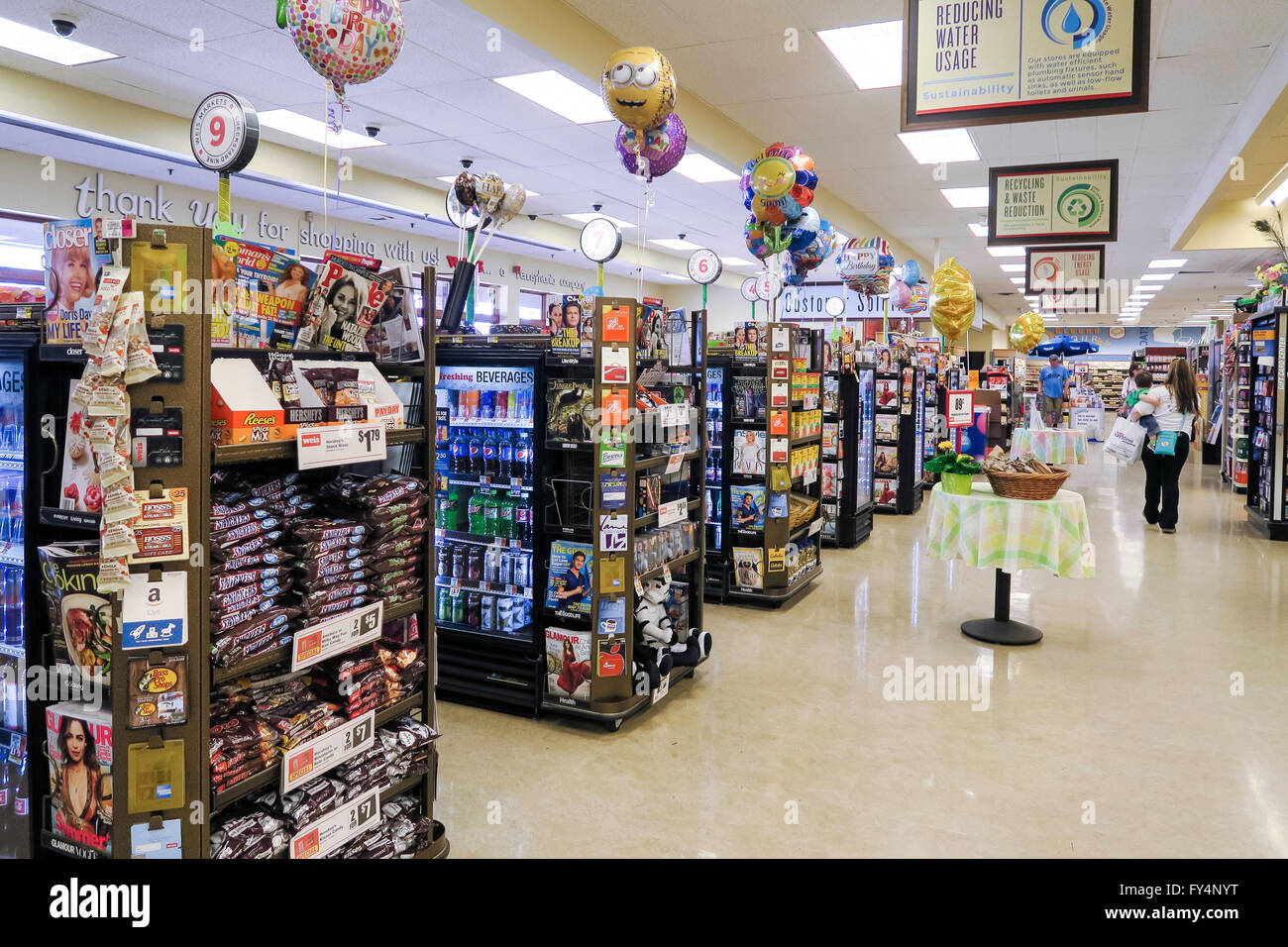 Linie der Check-out-Stationen, Weis Supermarkt, Doylestown, PA, USA Stockfoto
