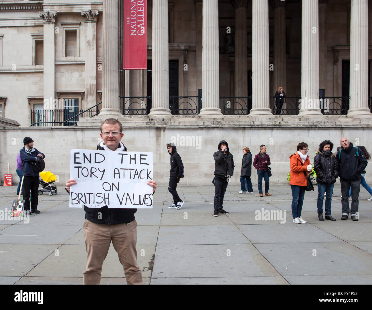 Ein Mittelklasse-Mann zeigt stolz seine hausgemachten Plakat gegen was er, wie UN-britische Verhalten durch die konservative Governme sieht Stockfoto