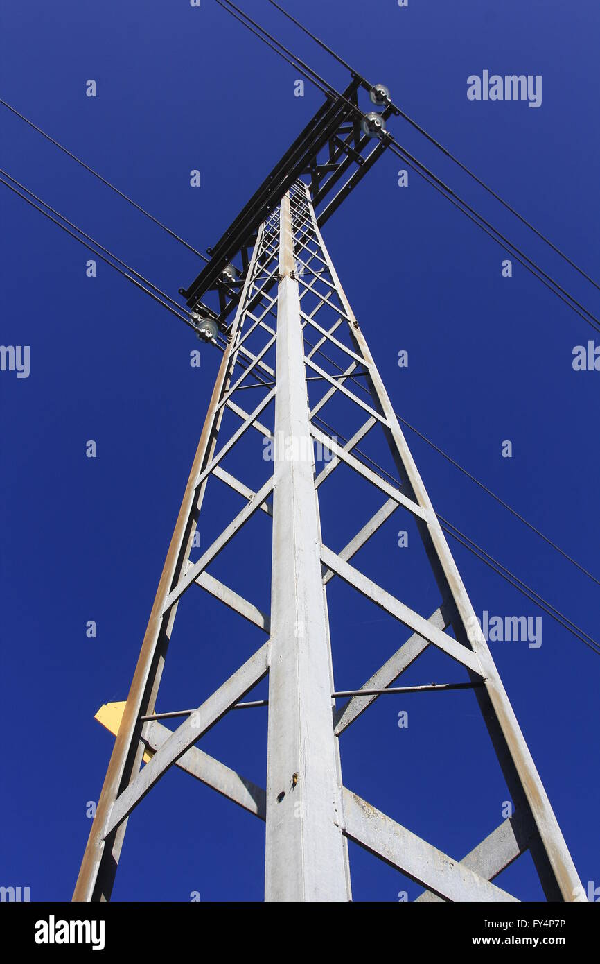 Moderne elektrische Turm am blauen Himmel Stockfoto