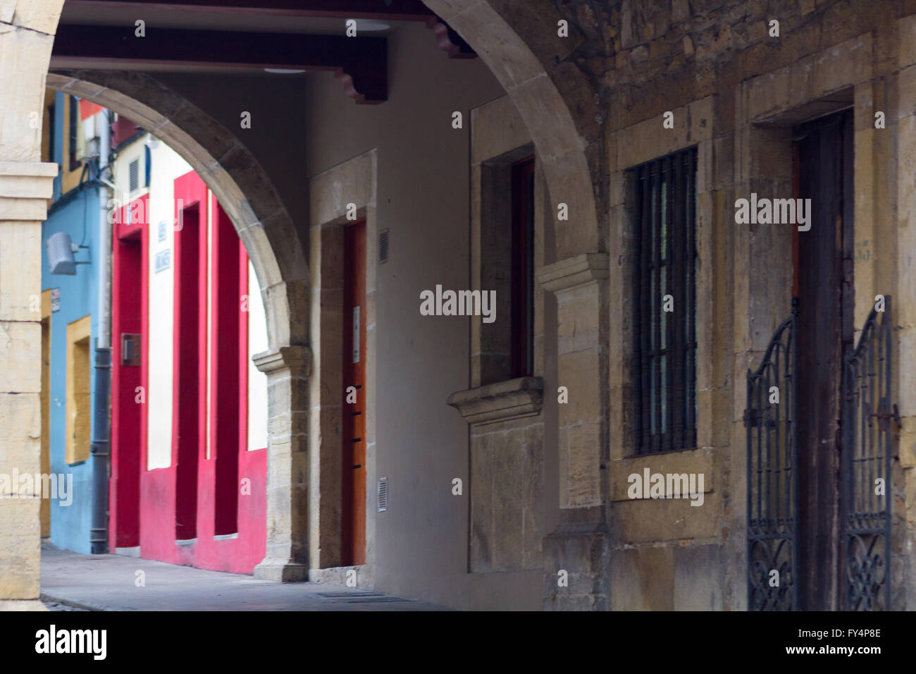 Arkaden und Säulen berühmten antiken Stadt Avilés, Spanien Stockfoto