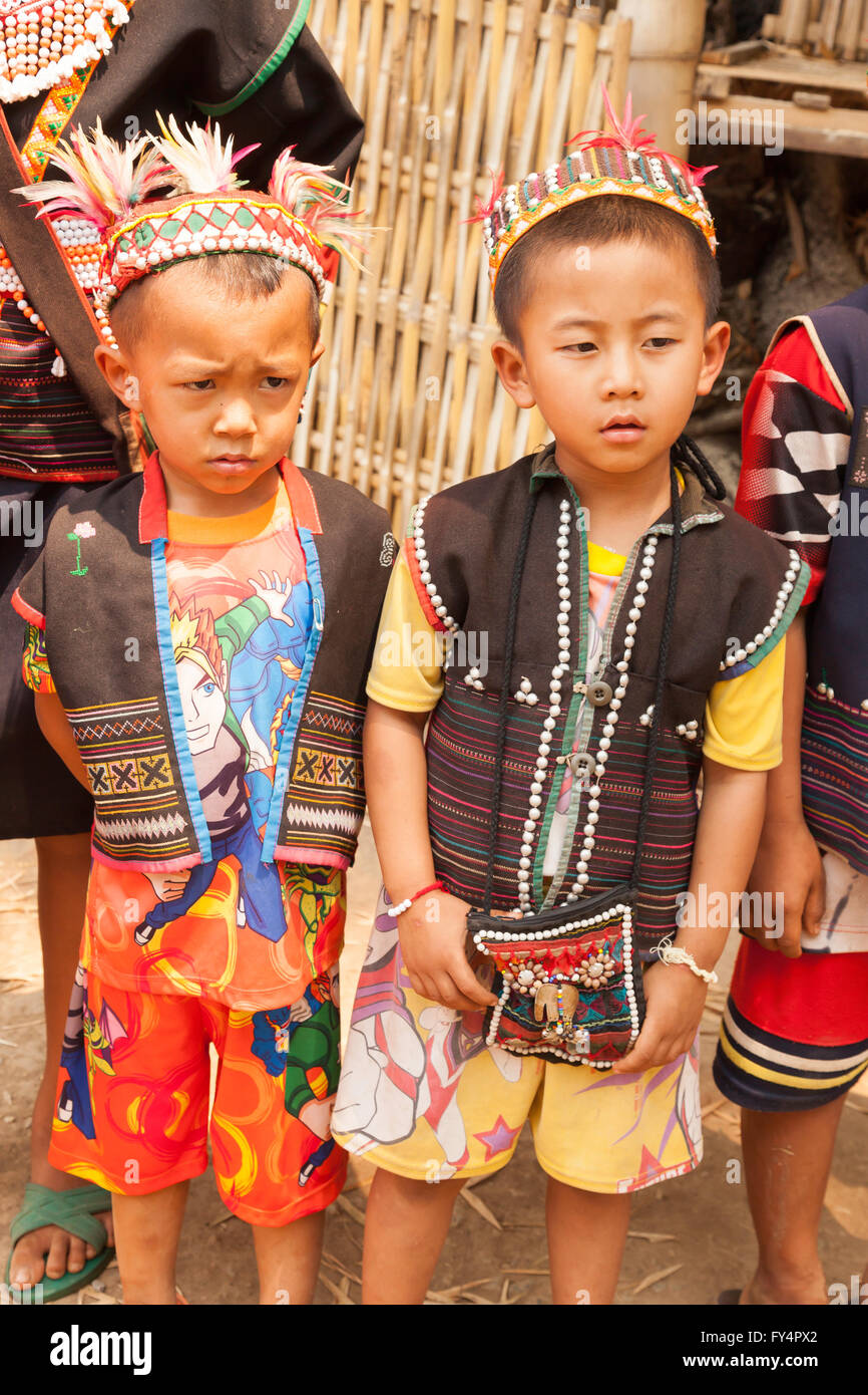 Traditionell gekleidete Jungs aus der Akha Menschen, Bergstämme, ethnischer Minderheiten, Porträt, Provinz Chiang Rai, Nordthailand Stockfoto