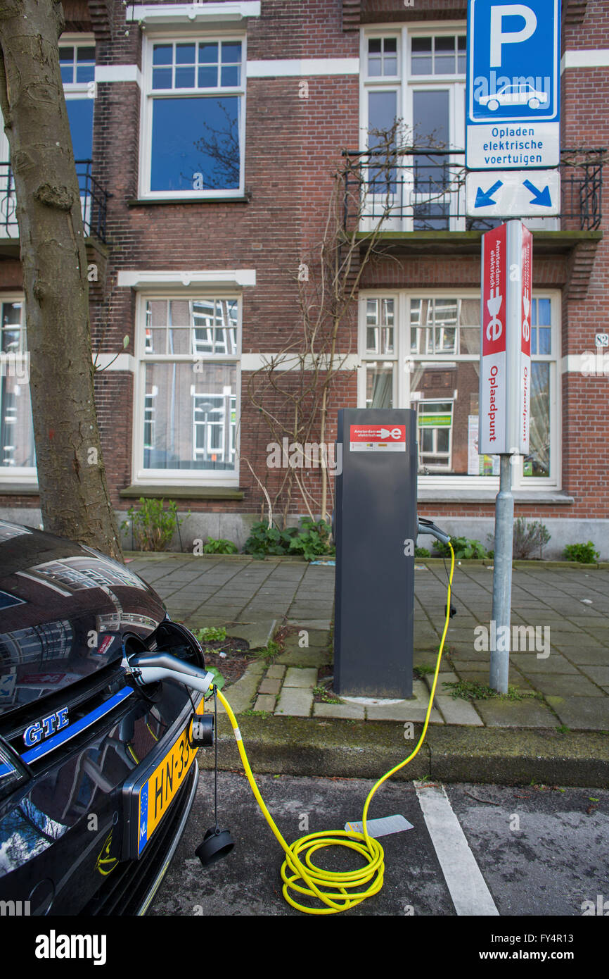 Elektro-Auto am Ladepunkt in Holland Stockfoto