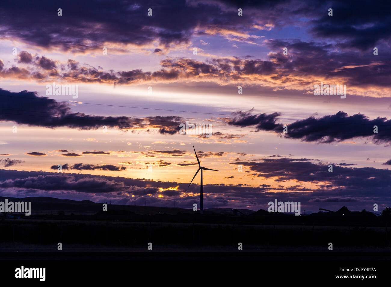 Ein Windgenerator bei Sonnenuntergang in der Nähe von Tracy California Stockfoto