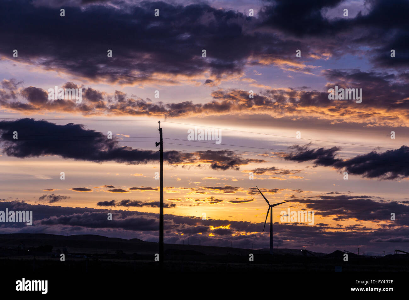 Ein Windgenerator bei Sonnenuntergang in der Nähe von Tracy California Stockfoto