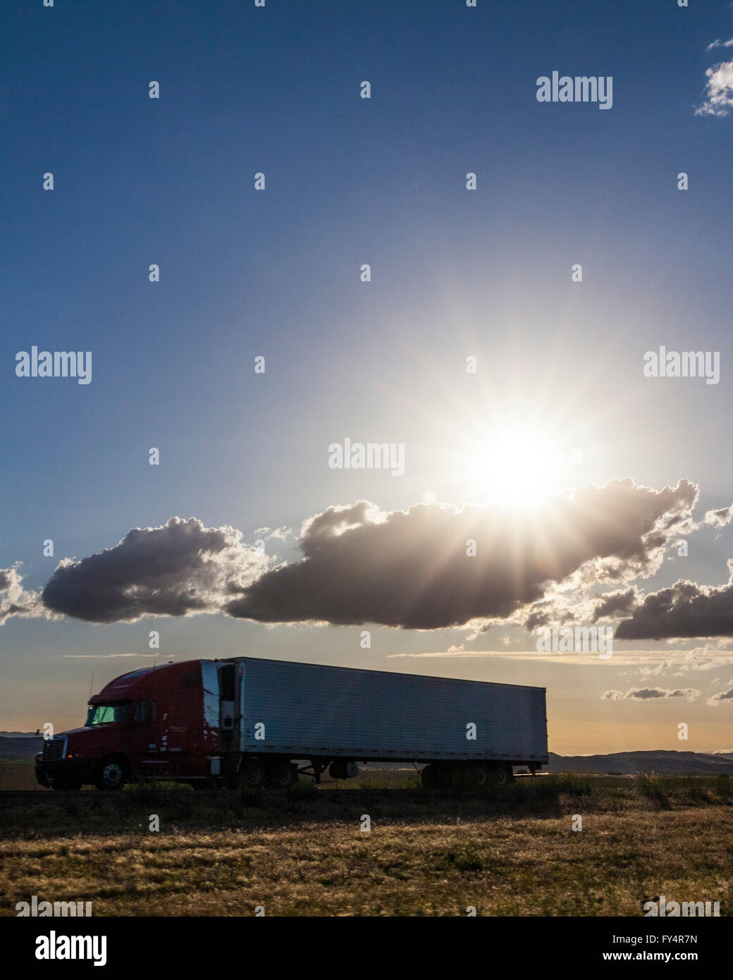 Szenen auf der Interstate 5 in der Nähe von Patterson California spät in den Tag mit PKW- und LKW-Verkehr und die Sonne Stockfoto