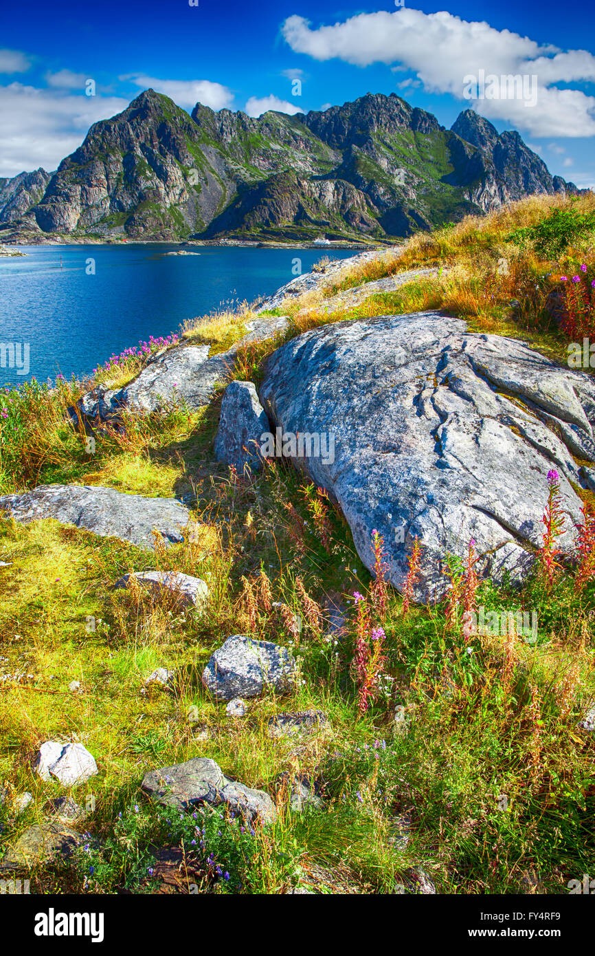 Blick auf norwegischen Berge in Henningsvær, Lofoten, Norwegen. Lofoten ist bekannt für eine unverwechselbare Landschaft mit dramatischen Bergen Stockfoto