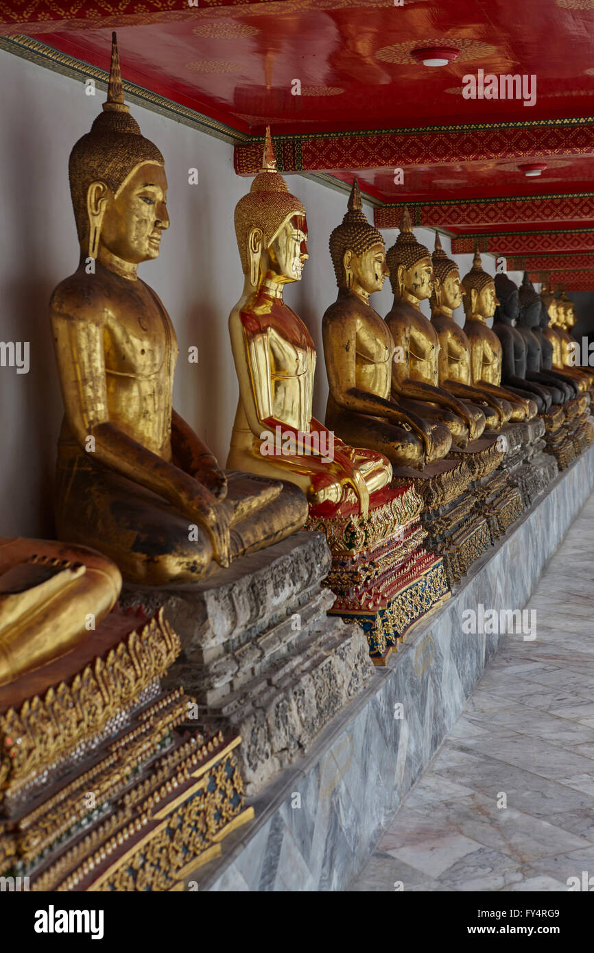 Buddha-Statuen im Kreuzgang des Wat Pho, Bangkok, Thailand Stockfoto