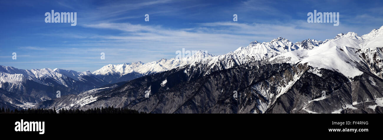 Panoramablick auf die schneebedeckten Berge in windigen Sonnetag. Kaukasus-Gebirge. Svaneti Region Georgiens. Stockfoto