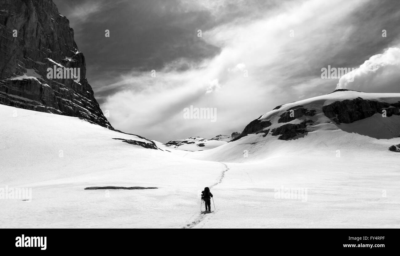 Wanderer auf Schnee Plateau. Panoramablick auf schwarz und weiß. Türkei, zentralen Taurusgebirge, Aladağlar (Anti-Taurus), plateau Edigel Stockfoto