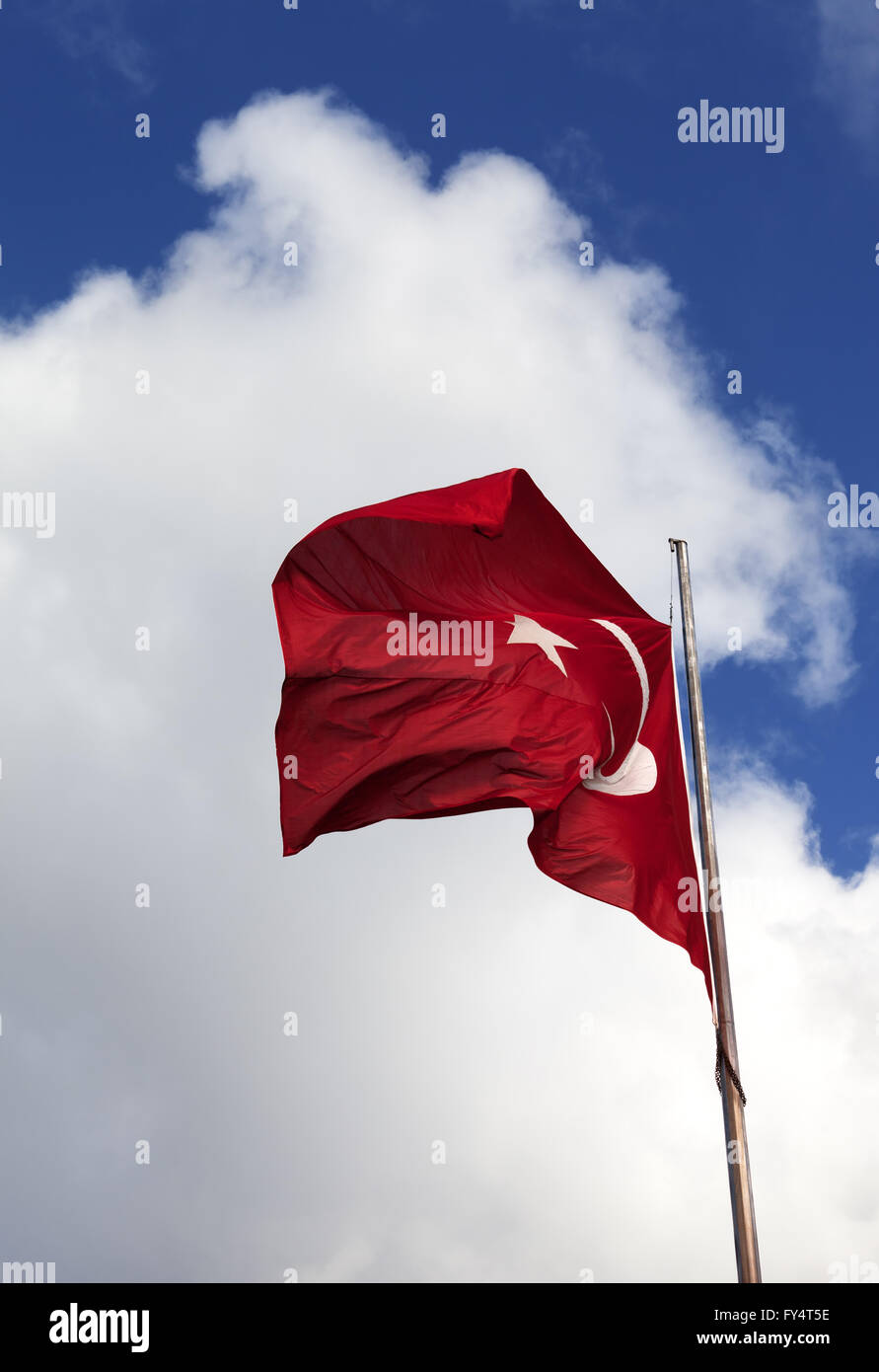 Türkische Flagge und blauer Himmel mit Wolken bei windigen Tag Stockfoto