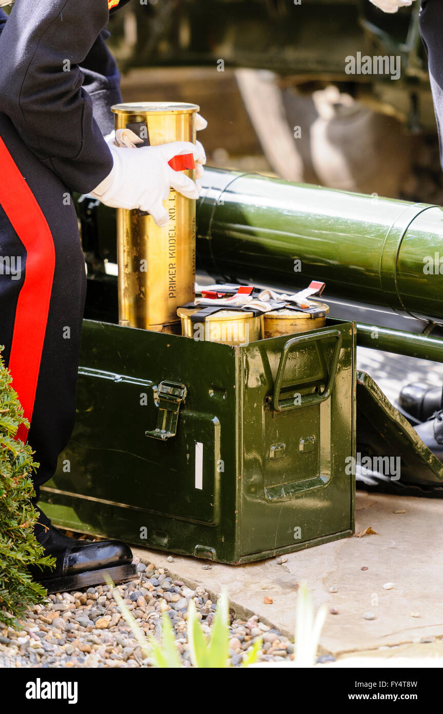 HILLSBOROUGH, Nordirland - 21. April 2016: Soldaten aus der "Ulster die"Gunners"" im Zeremoniell einheitliche heben eine Hülle für eine 105 Stockfoto