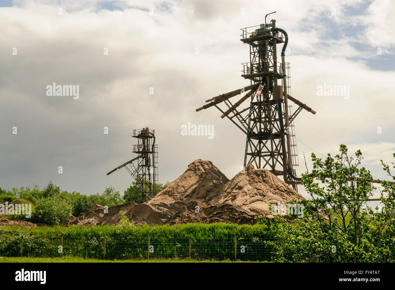 Maschinen für die Gewinnung von Gebäude Sand am Ufer des Lough Neagh. Stockfoto