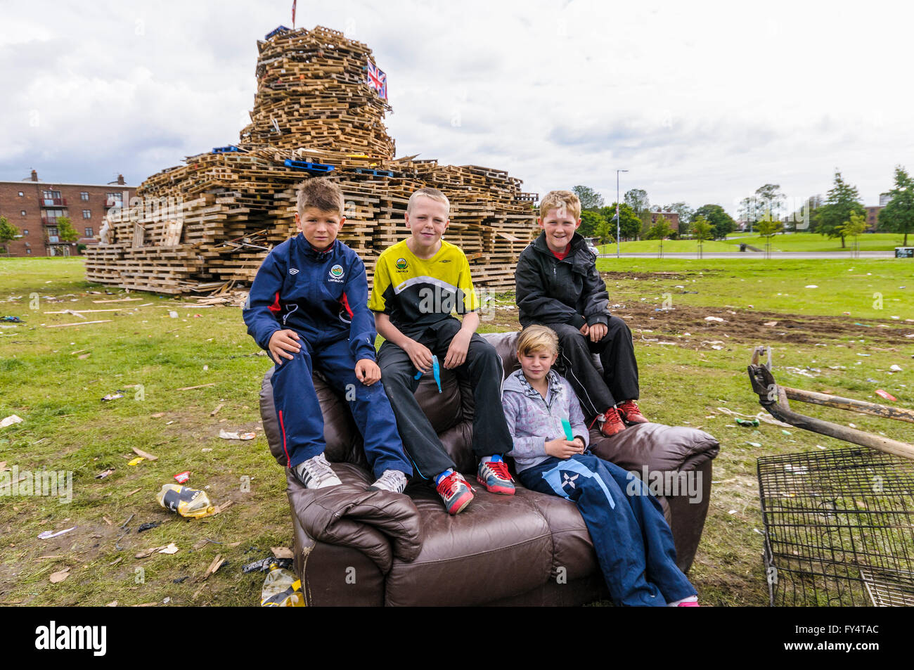 Vier Kinder machen Sie eine Pause vom Aufbau einer 11. Juli Lagerfeuer in Rathcoole, Newtownabbey, Nordirland. Stockfoto