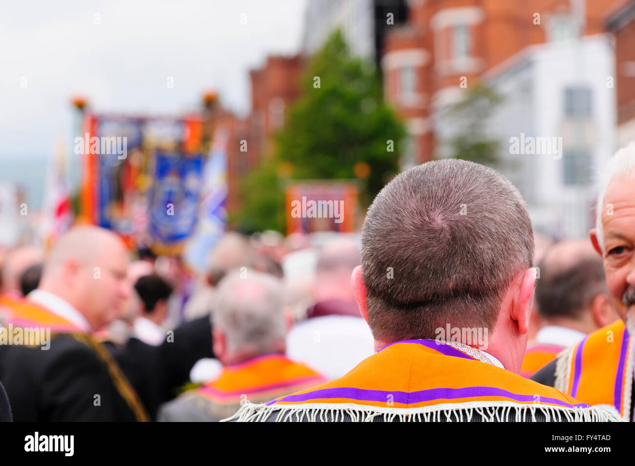 Oranier versammeln sich in Belfast, die jährliche 12. Juli beginnen Orange Order feiern Stockfoto