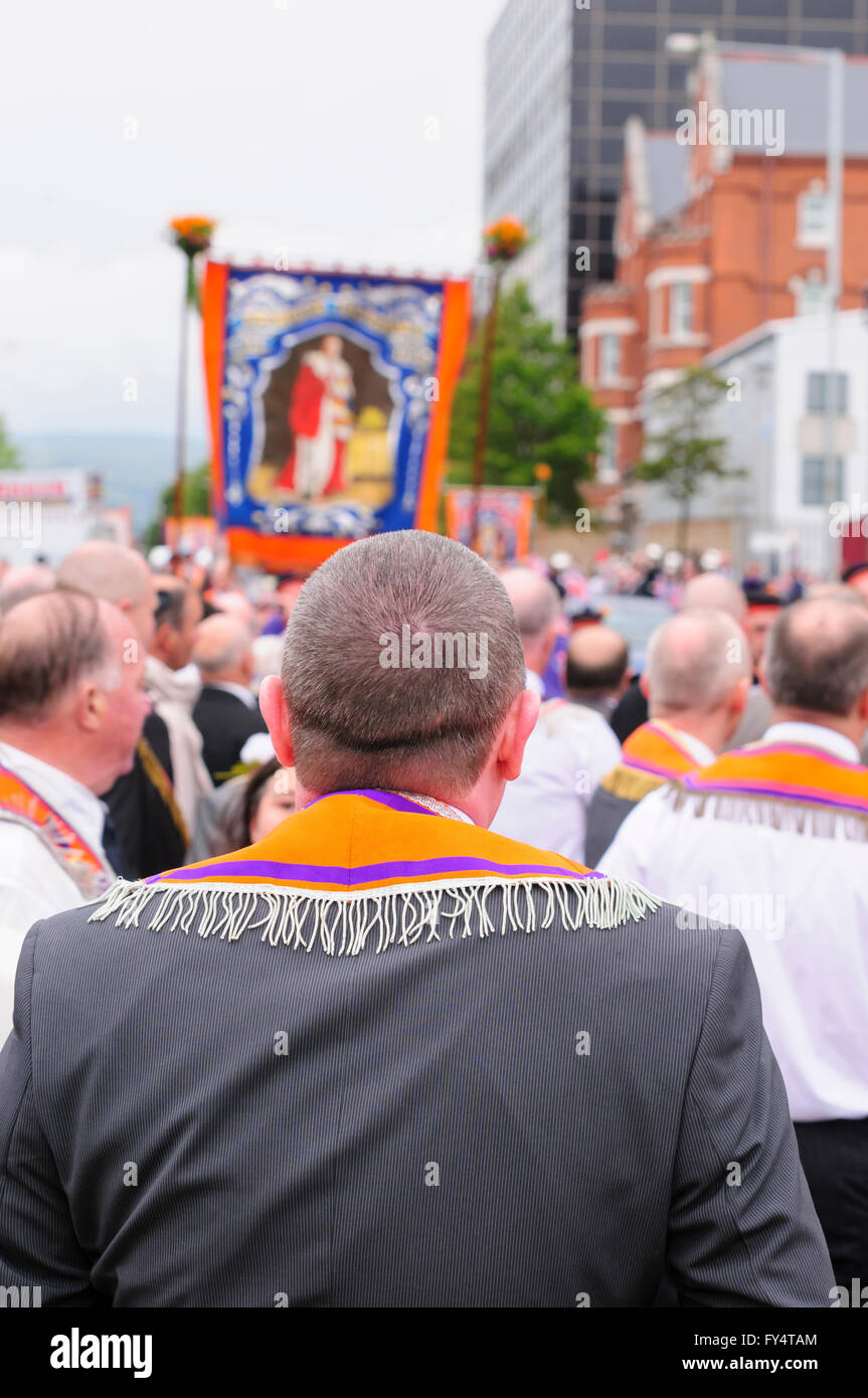 Oranier versammeln sich in Belfast, die jährliche 12. Juli beginnen Orange Order feiern Stockfoto