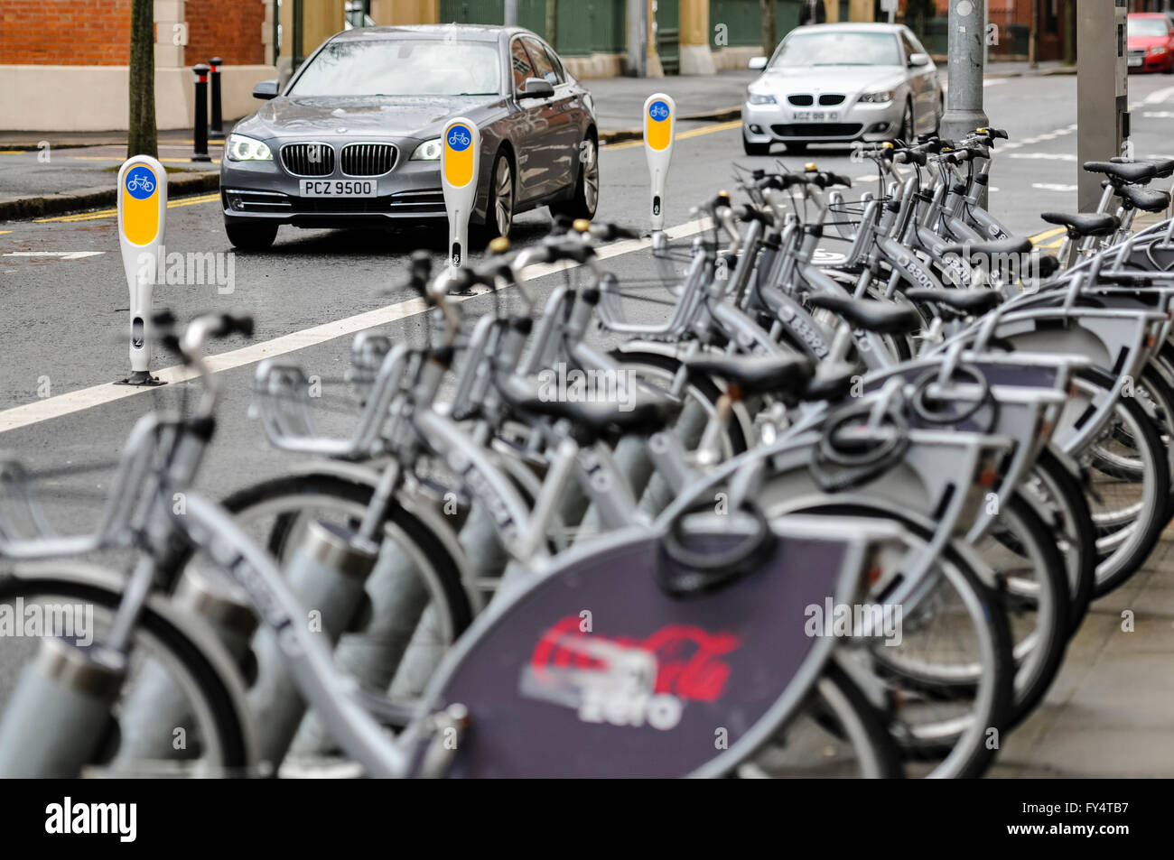 Reihe von Pollern ein Radweg von Kraftfahrzeugen zu trennen. Stockfoto