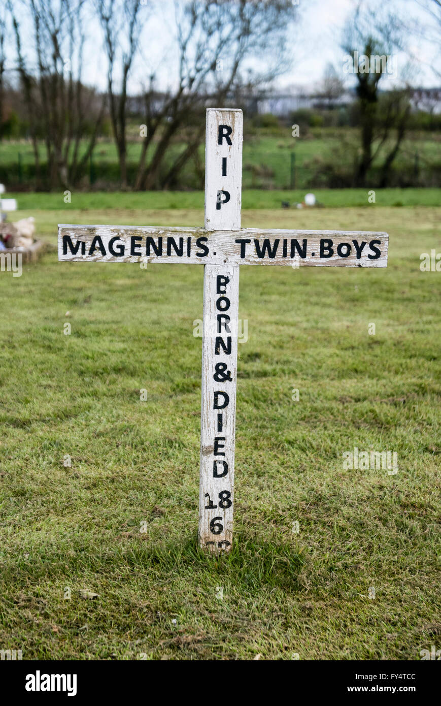 Weiß Kreuz aus Holz Kennzeichnung das Grab von Twin Baby Jungen namens 'Magennis' Stockfoto