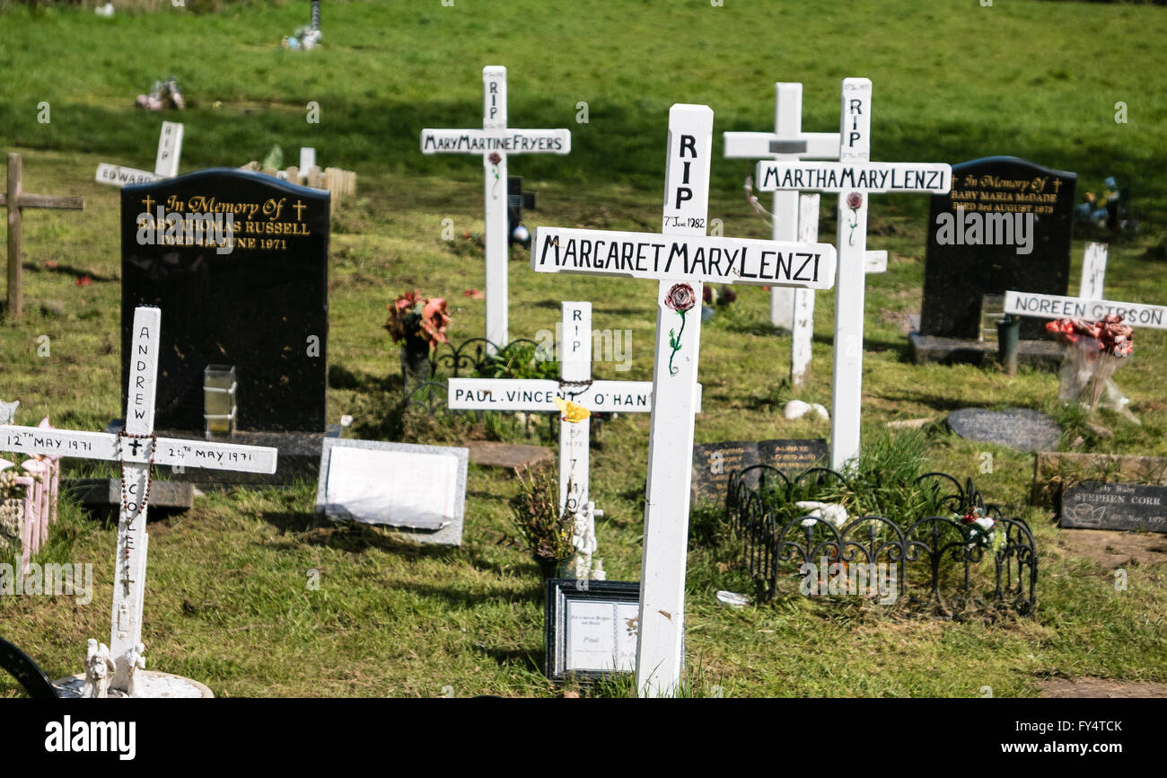 Weiße Kreuze markieren die Gräber von Babys von lokalen irischen katholischen Mutter und Wohnungen Baby' einschließlich Magdalena Wäschereien. Stockfoto