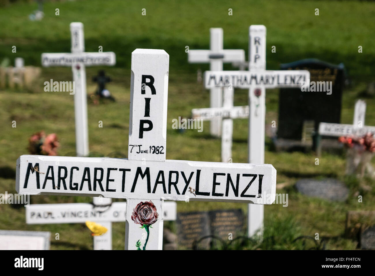 Weiße Kreuze markieren die Gräber von Babys von lokalen irischen katholischen Mutter und Wohnungen Baby' einschließlich Magdalena Wäschereien. Stockfoto
