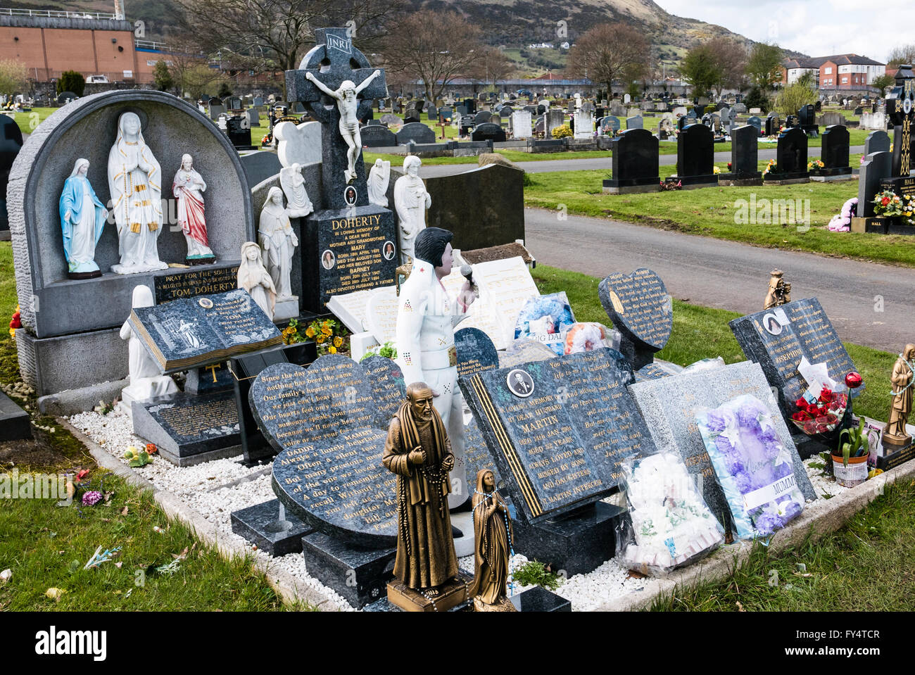 Eine große Anzahl von Marmor Gedenksteine auf einem Grab in einem irischen Friedhof, einschließlich eine große Statue von Elvis Presley. Stockfoto