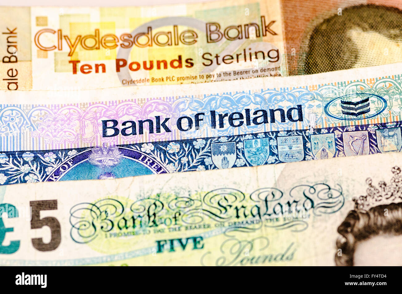 Banknoten der Clydesdale Bank in Schottland, der Bank von Irland, in Nordirland und die Bank von England, alle gesetzlichen Zahlungsmittel in Stockfoto