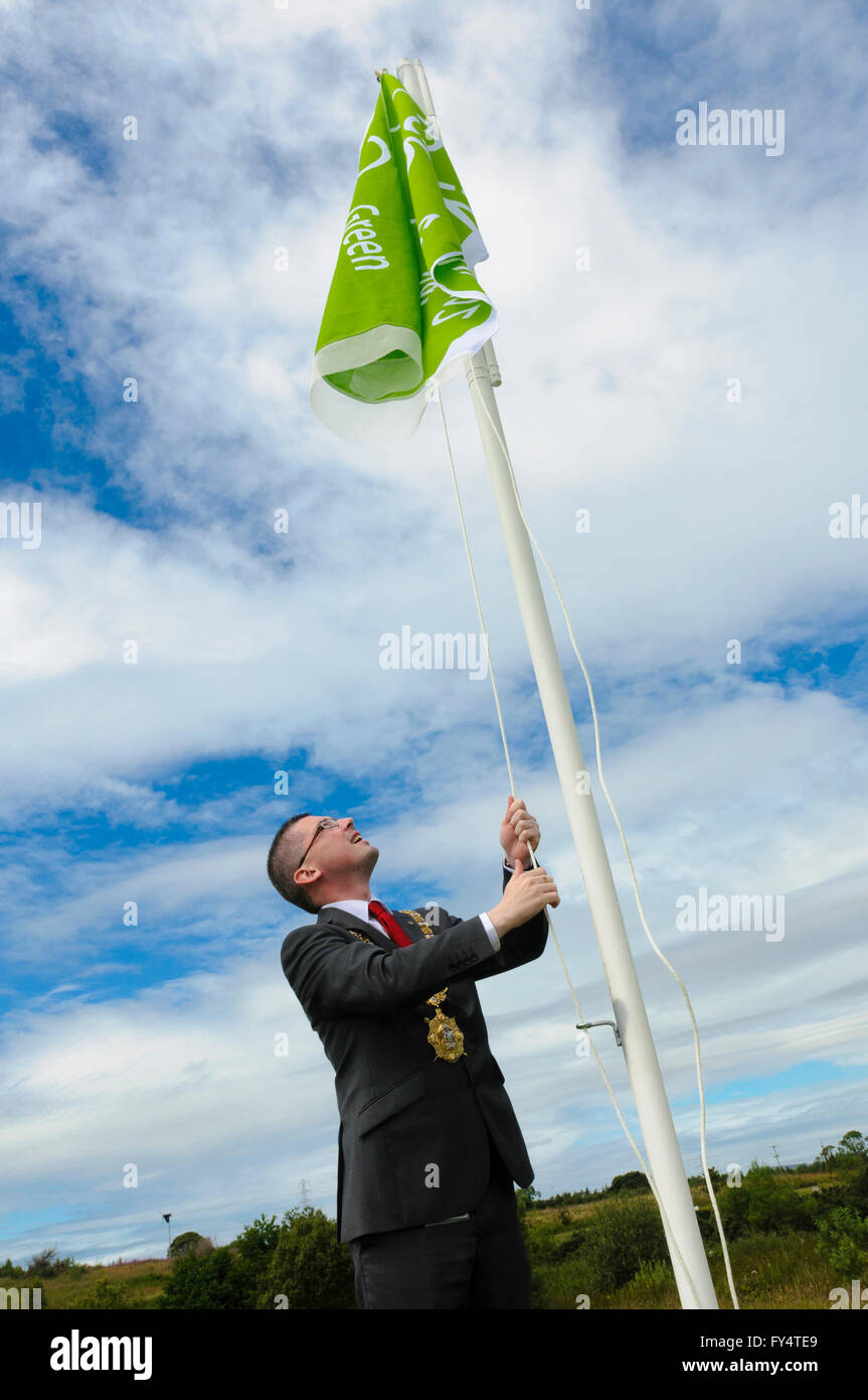 Oberbürgermeister von Belfast (2011), Niall O Donnghaile wirft die Grüne Flagge als Roselawn Friedhof Nationalparks grüne Flagge vergeben wird, Stockfoto