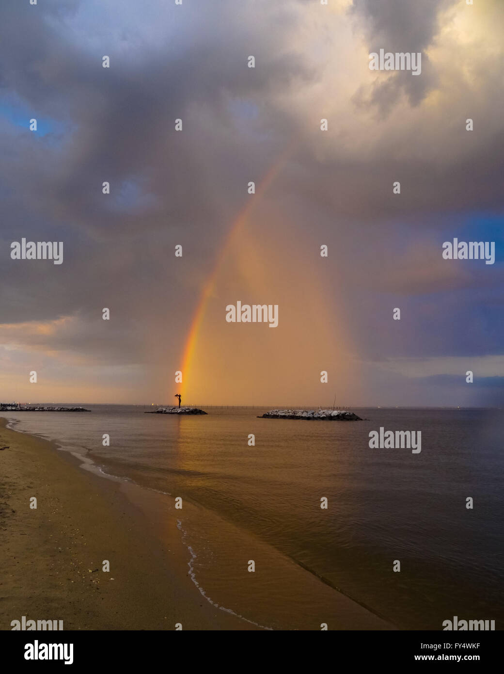 Ein Segelboot von Rainbow und Licht an der Chesapeake Bay in Edgewater, MD Stockfoto