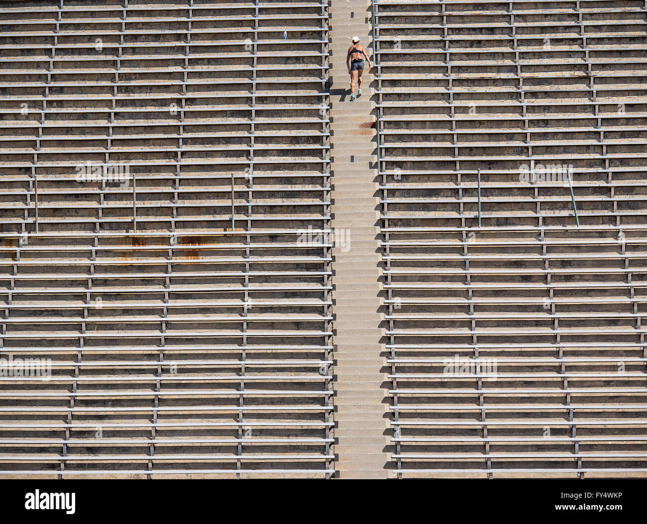 Ein weiblicher Athlet trainiert mit einem Treppen-Training im La Playa Stadion am Santa Barbara City College. Stockfoto