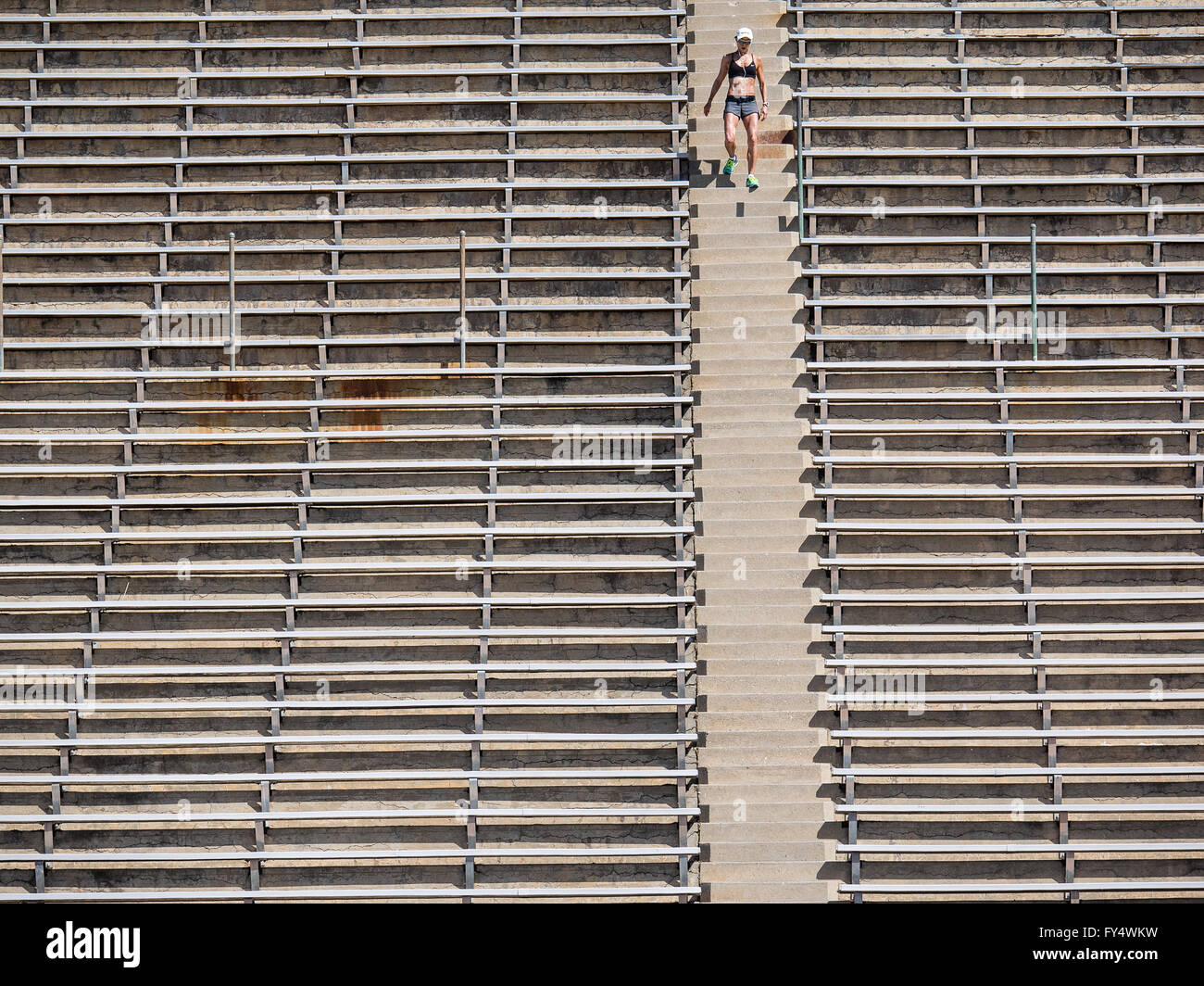 Ein weiblicher Athlet trainiert mit einem Treppen-Training im La Playa Stadion am Santa Barbara City College. Stockfoto
